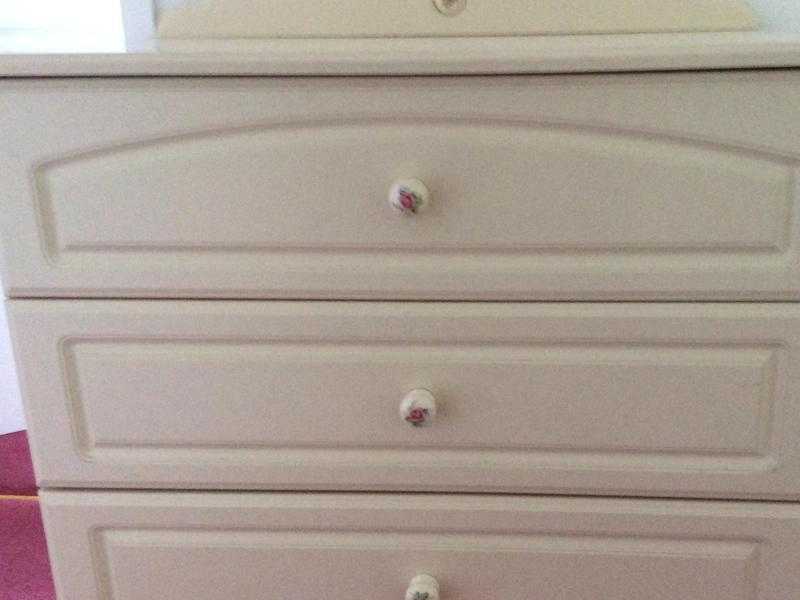 Bedroom chest of Drawers