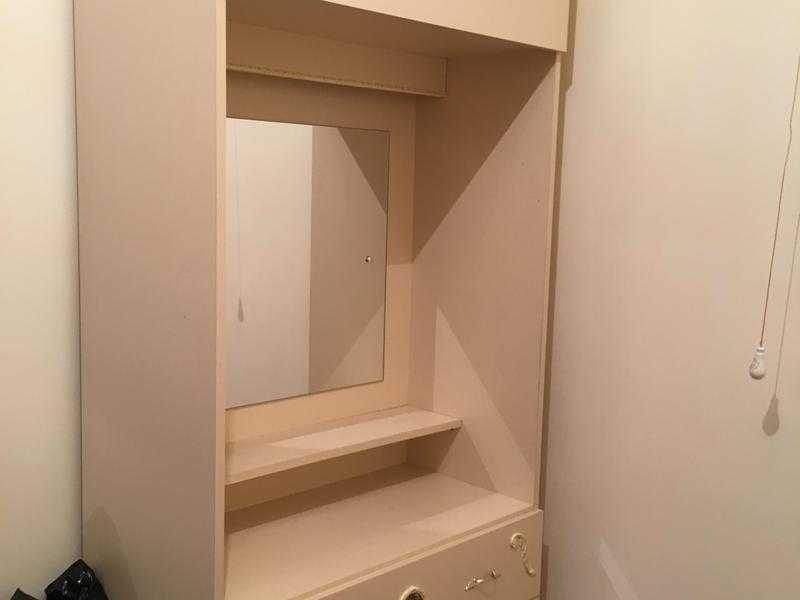 Bedroom unit with drawers