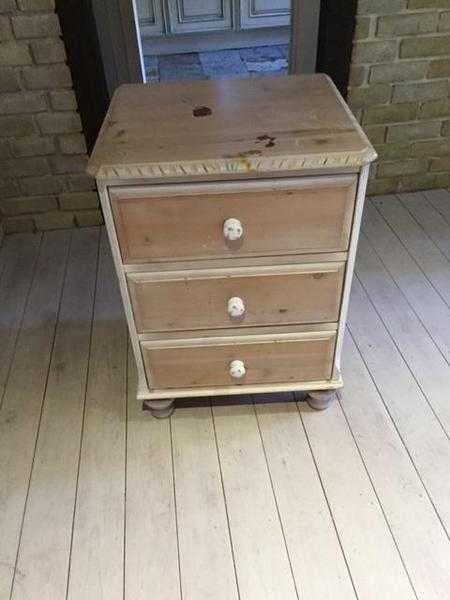 Bedside Chest of 3 x Drawers