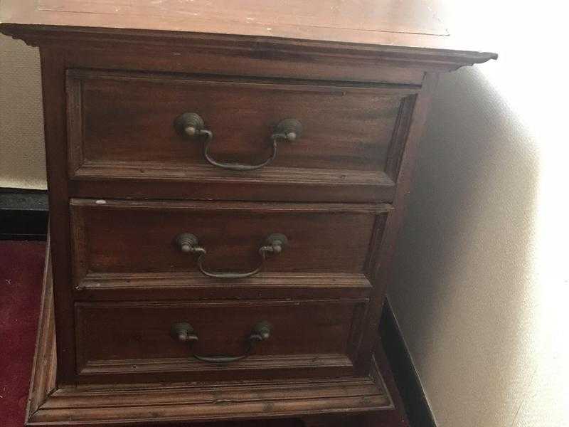 Bedside Chest of Drawers (WoodAntique)