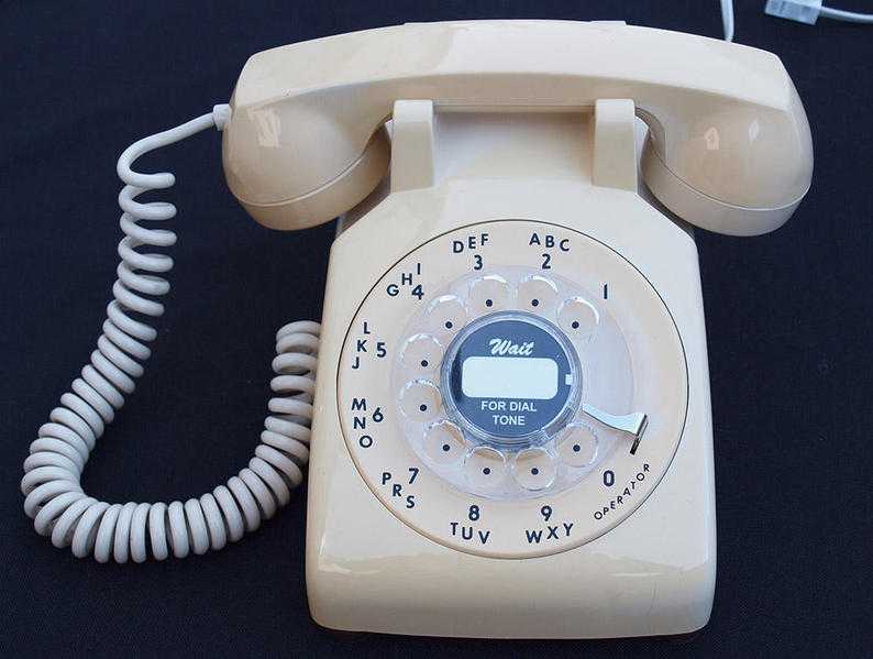 Beige Canadian 500 Series telephone (No3)