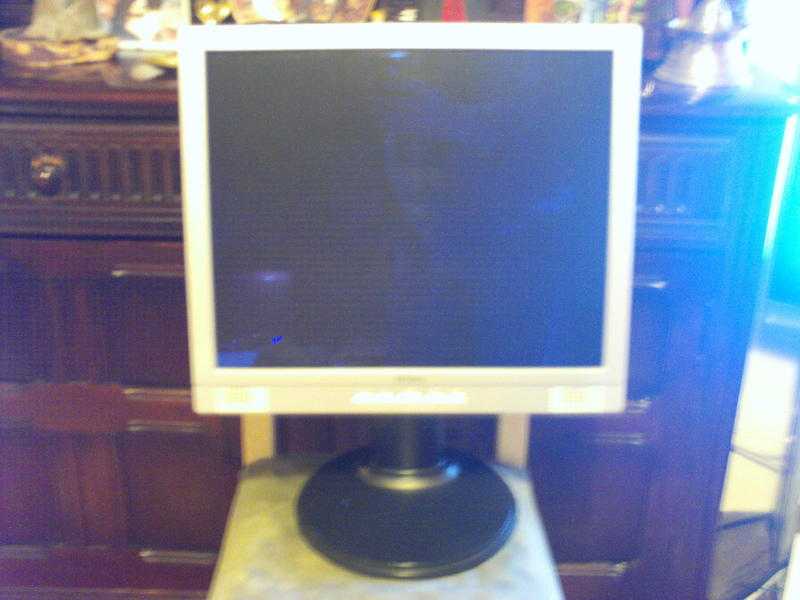 belinea  17 inch monitor with speakers and adjustable stand