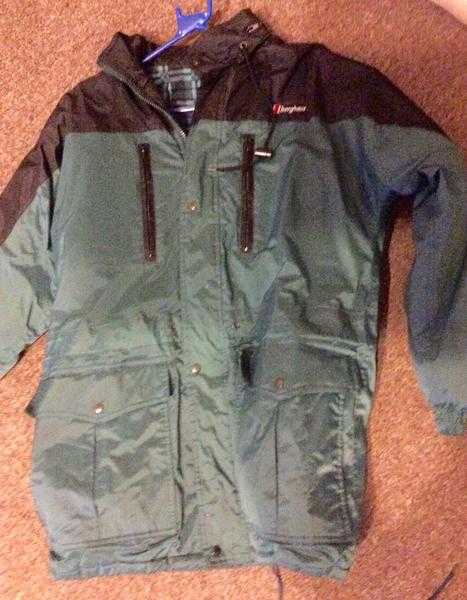 BERGHAUS GREEN amp BLACK JACKET SMALL WITH HOOD