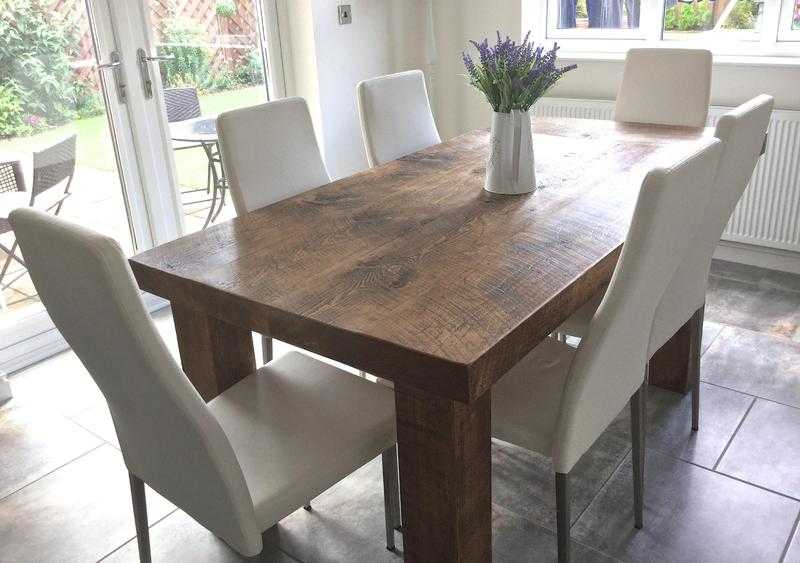BESPOKE RUSTIC, SOLID WOOD EXTENDING DINING TABLE amp 6 X WHITE CHAIRS