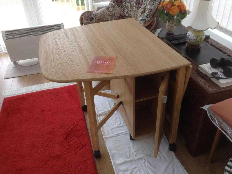 Bi-fold dining table