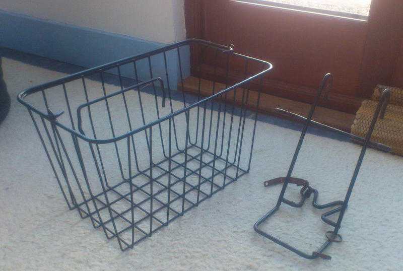 Bike basket with handle