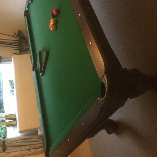 Billiard tablePool table