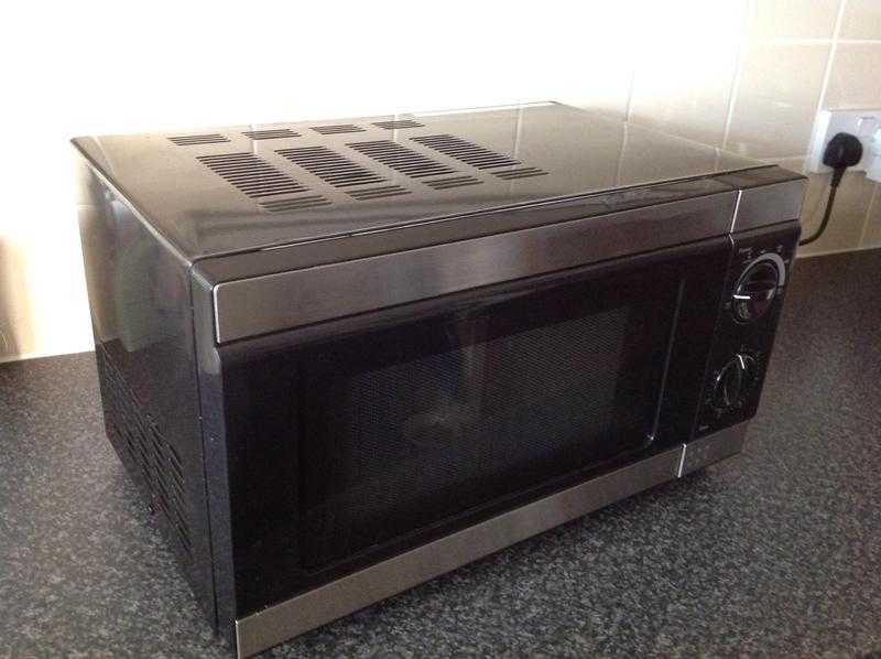 Black 700w microwave.