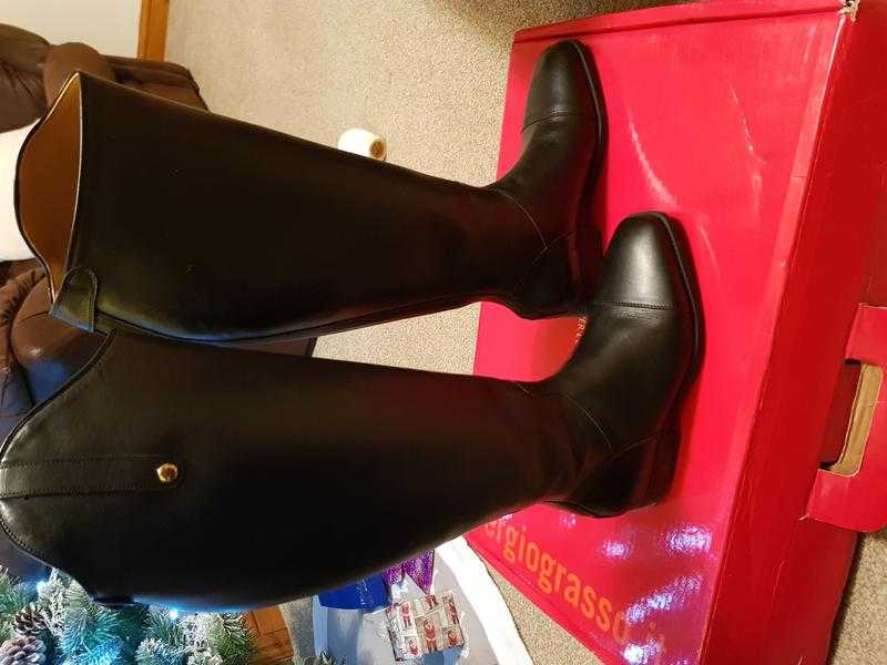 Black boots size 7uk