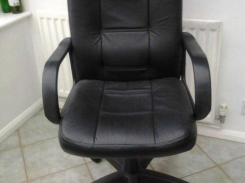 black computer chair