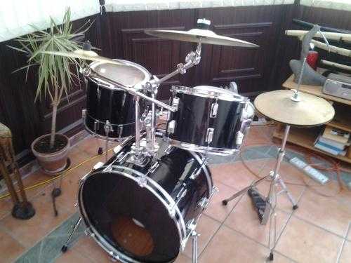 Black Drumkit complete with cymbals and cases