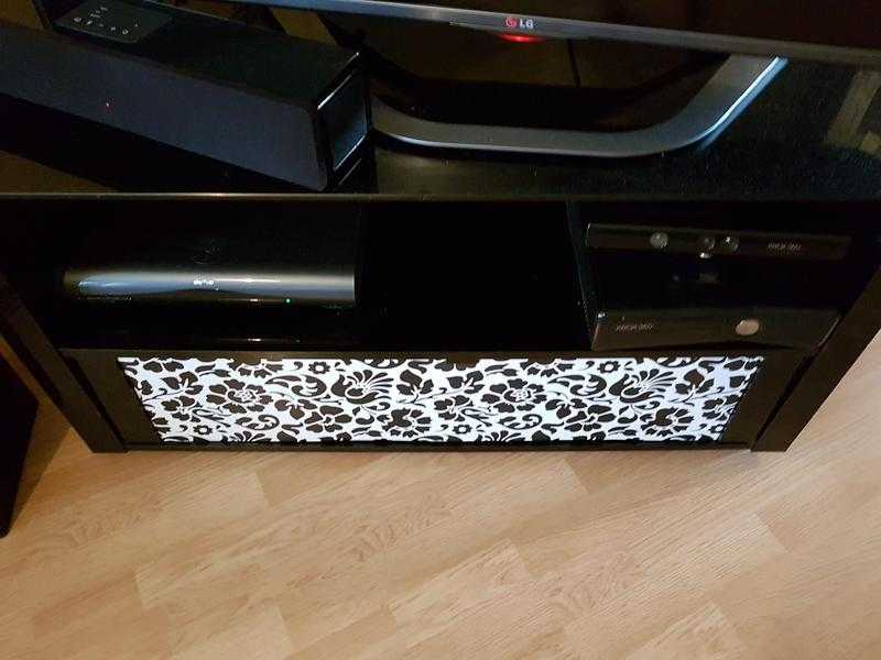 BLACK GLASS TV UNIT