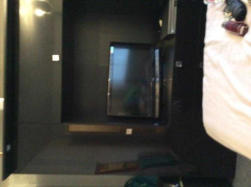 Black gloss bedroom unit