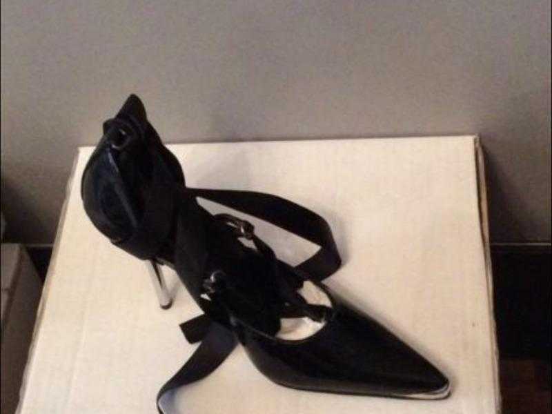 BLACK HEELS WITH RIBBON