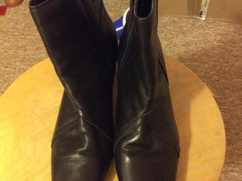 Black ladies boots - size 6 ( only tried on)