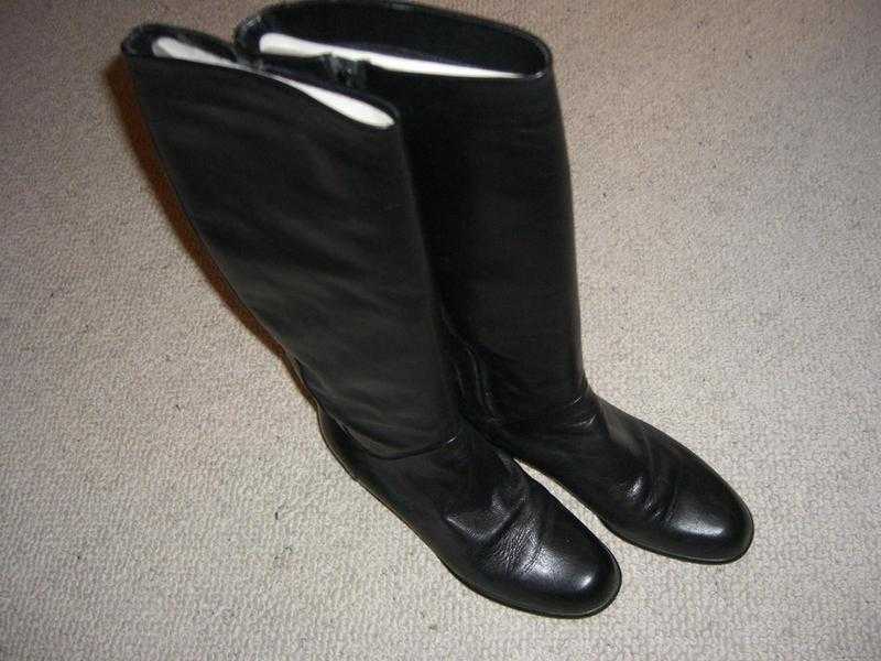 Black ladies knee high boots size 40  7