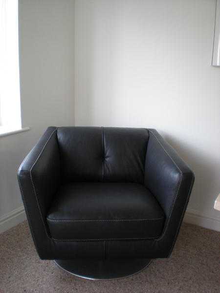 BLACK LEATHER SWIVEL CHAIR