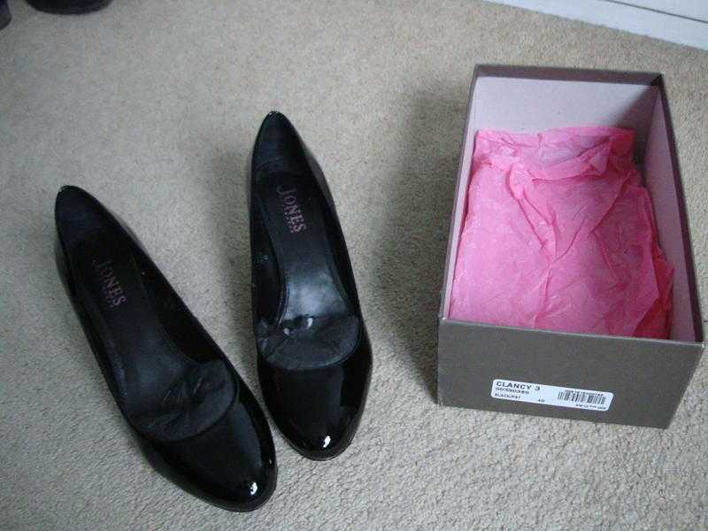 Black patent leather court shoes size 407