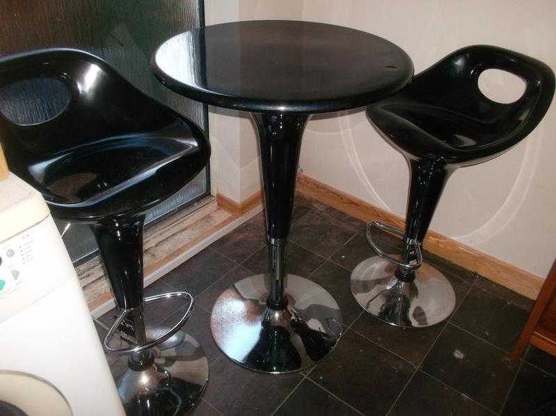 Black round bistro bar table for kitchen with 2 co-ordinating bar stools