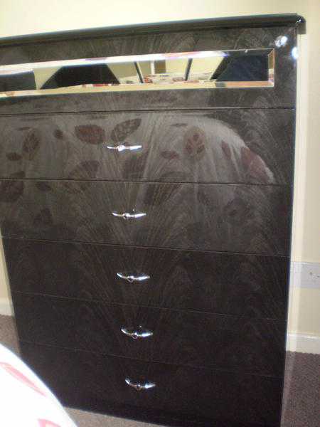 BlackMirrorrod Chest of Drawers