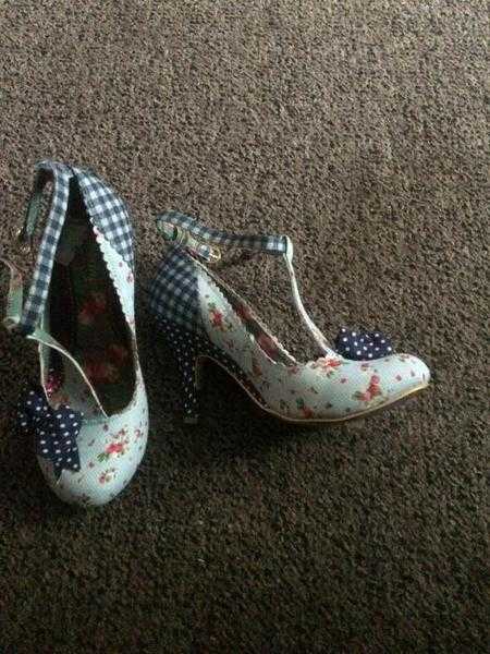 BLOXY SHOES SIZE 6