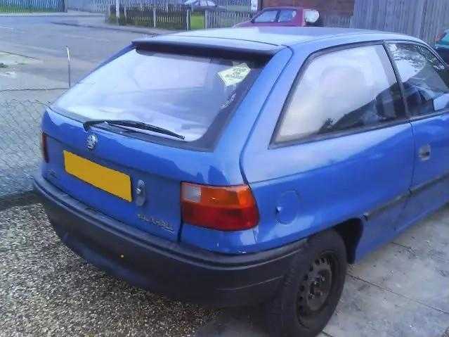 Blue Vauxhall Astra MK2 H464