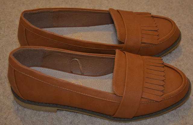 BNWT Ladies Loafer tan flat size 4 - Wide Fit - leather insoles New