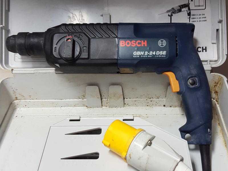 Bosch 110 volt drill and case