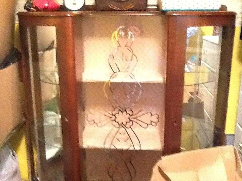 Bow display cabinet