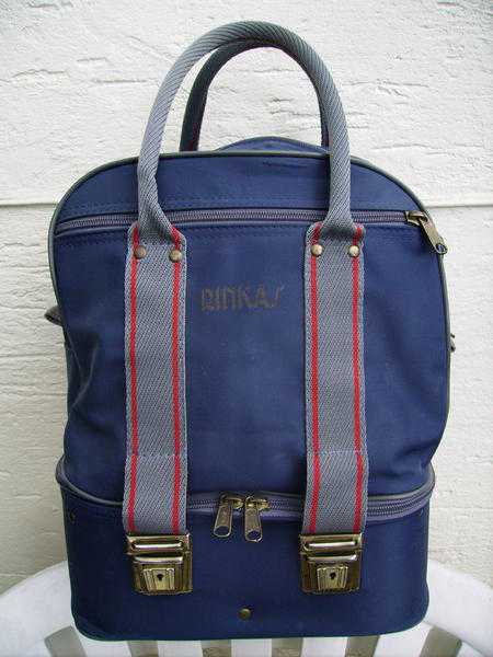 BOWLS BAG. EXCELLENT CONDITION ( SEE PHOTO )  COST NEW  35. GENUINE BARGAIN  20.00