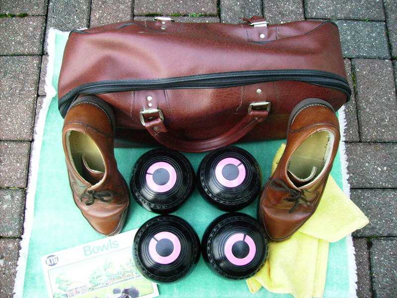 BOWLS EQUIPMENT ( SEE PHOTOS ). GENUINE BARGAIN  55.00 THE LOT