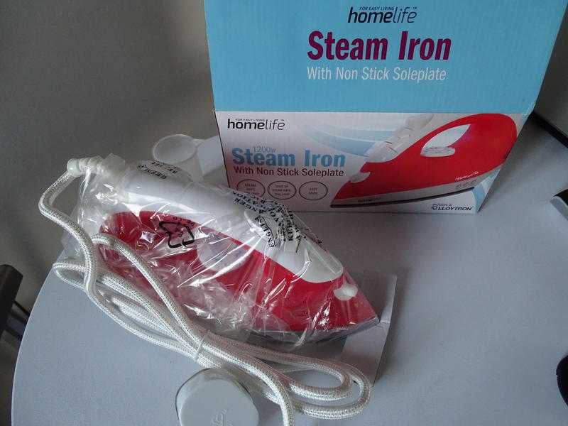 Brand new 1200W steam iron