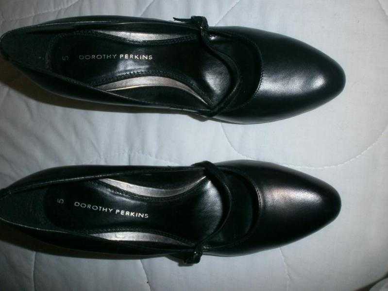 BRAND NEW dorothy perkins size 5 black shoes with strap detail