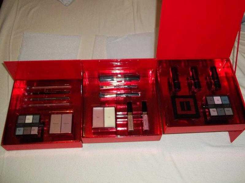 Brand new Elizabeth Arden make-up set.