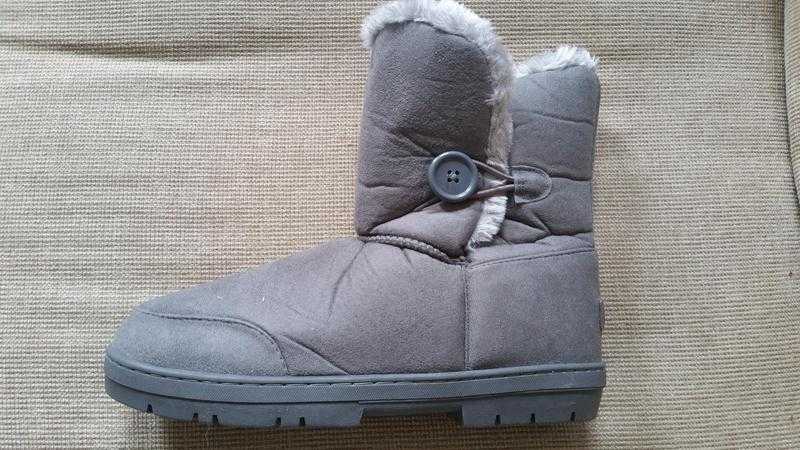 Brand new holly ugg boots