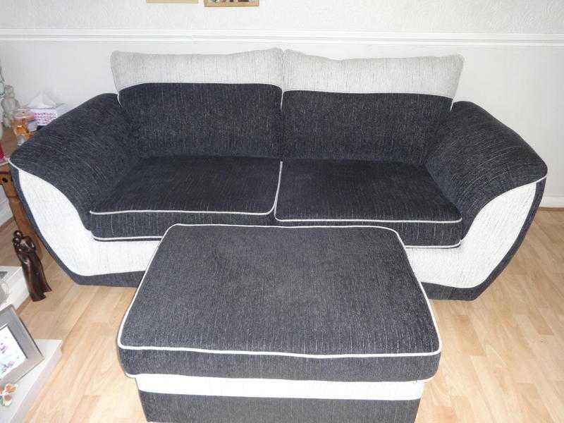 BRAND NEW Never Sat On SCS Breeze Suite inc. 3 Seater Sofa, Large amp Smaller Swivel Chair amp footstool