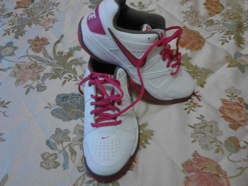 BRAND NEW NIKE COUNRTY COURT LADIES TRAINERS