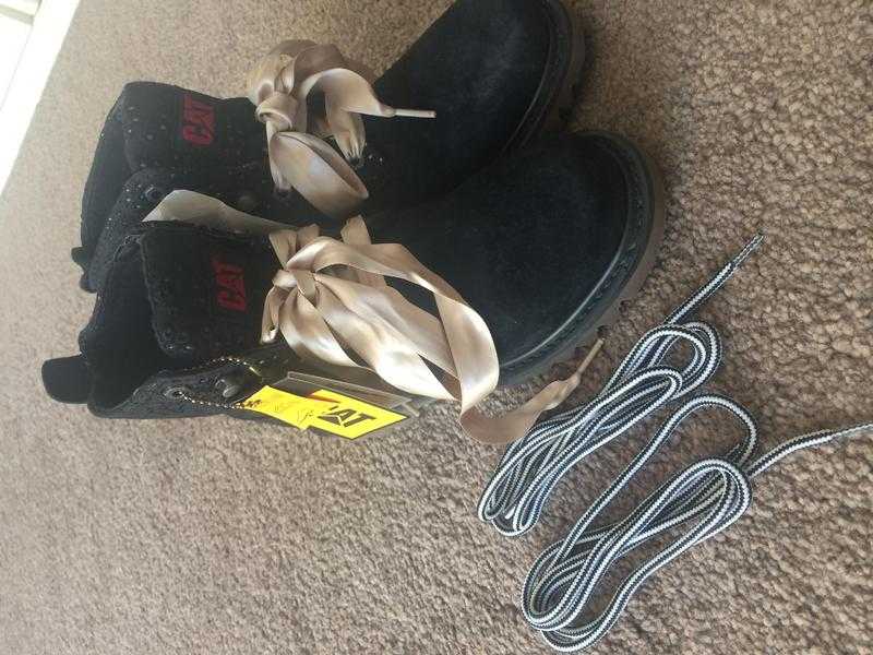 BRAND NEW WITH TAGS  ORIGINAL CATERPILLAR BOOTS