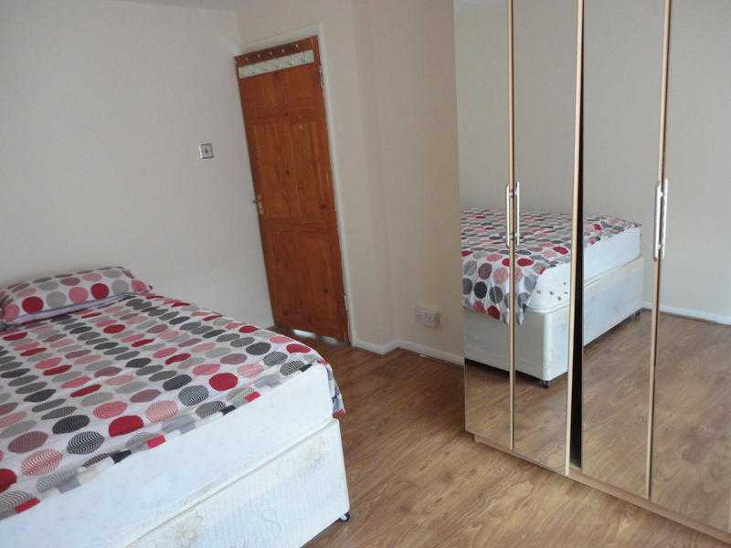 BRIGHT COZY DOUBLE ROOM TO RENT IN CLEAN FLAT (STREATHAM)