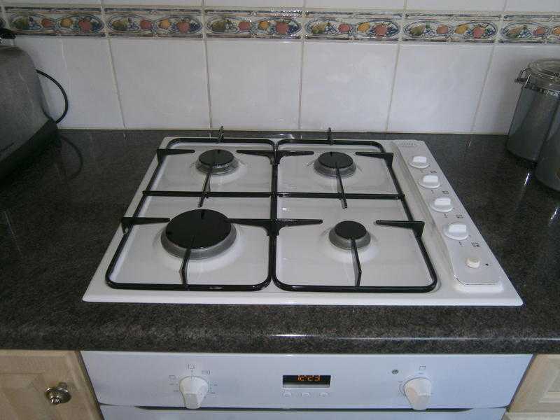 BUILT IN HOTPOINT ELECTRIC FAN OVEN AND MANOR HOUSE HOB - WHITE