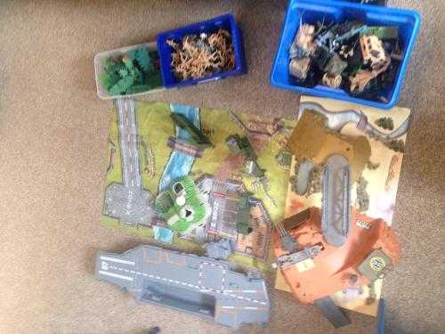 Bundle of toy soldiers and extras