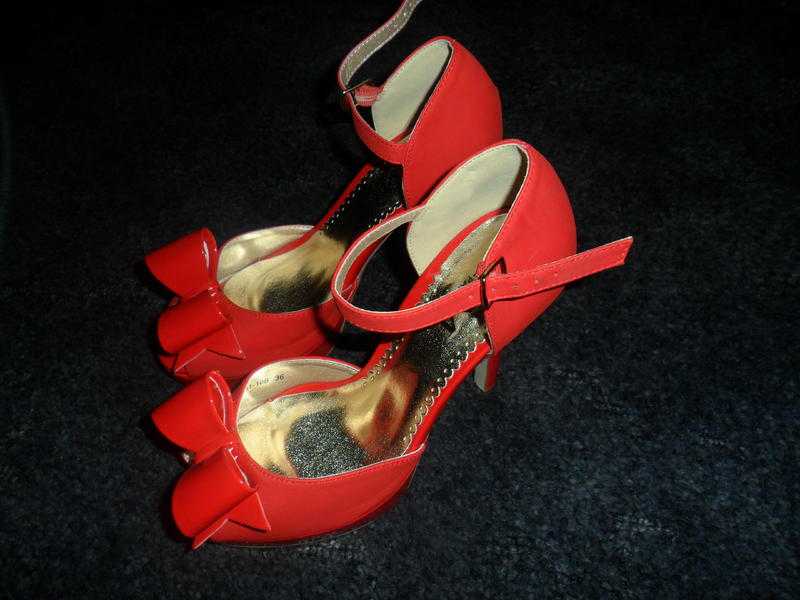 C039M PARIS LADIES RED SHOES SIZE UK 3.5 (EU 36)