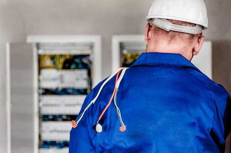 Call local electrician in London for emergency services