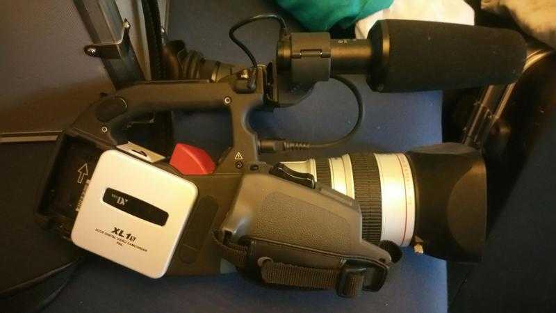 Canon XL1s with accessories