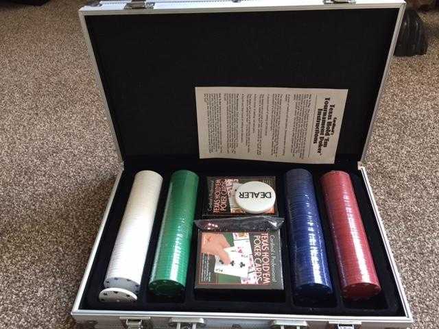 CARDINAL039S TEXAS HOLD 039EM TOURNAMENT POKER CARDS amp 200 CHIPS IN ALUMINIUM CASE