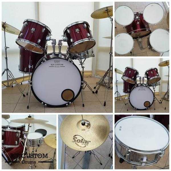 CB 5 PIECE BURGUNDY ROCK DRUM KIT WITH STANDS AND SABIAN CYMBALS