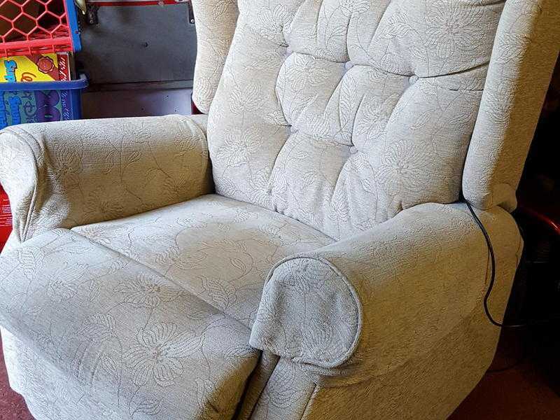 Celebrity electric rise and recliner armchair