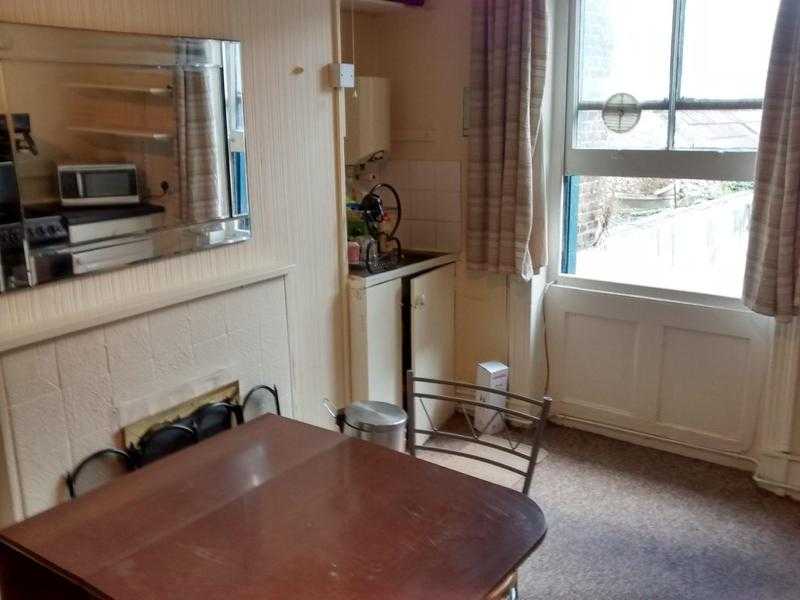 CENTRAL BRIGHTON single furnished bedsitter