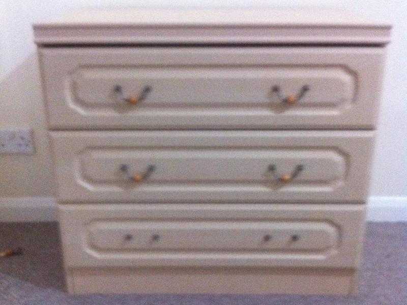 Chest of 3 drawers and bedside drawers 25 ono.