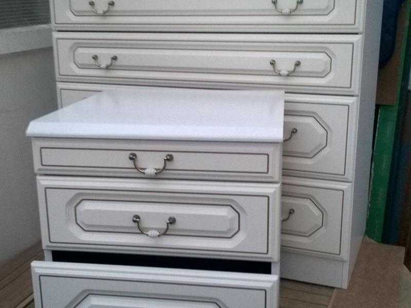Chest of drawers an bed side table in white